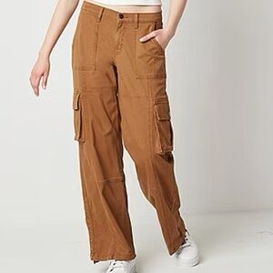 Detailed Cargo Pants 🤎